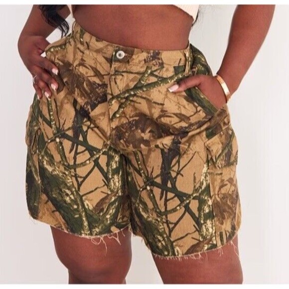 PrettyLittleThing Women's Plus Khaki Camo Denim Cargo Shorts Size 20 US New!